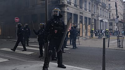 A rohamrendőrség a tüntetőkkel néz szembe egy Párizsban tartott tüntetésen 2026. október 17-én, szombaton