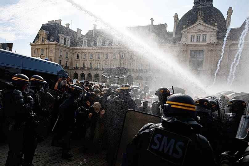 La police anti-émeute utilise un canon à eau face à des étudiants lors d'une manifestation à Rennes, le mardi 6 octobre 2026