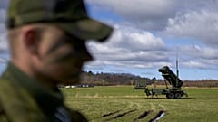 Soldados suecos participan en una demostración del sistema de misiles de defensa aérea Patriot de alcance medio en Estocolmo, 30 de abril de 2023