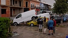 Coches apilados por la fuerza del agua en Els Poblets, provincia de Alicante, España, lunes 19 de octubre de 2026.