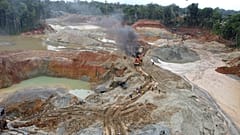 ARCHIVO: La Policía destruye una operación de minería de oro ilegal en Magüí Payán, Colombia, el martes 20 de abril de 2021.