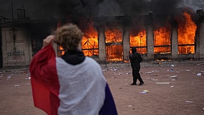 آتش زدن دفتر گردشگری شهر لیون فرانسه در جریان اعتراضات روز ۱۷ اکتبر