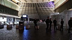 Agentes de policía patrullan durante el toque de queda nocturno en París, el martes 20 de octubre de 2026.