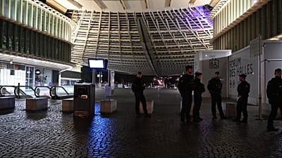 Paris'te salı günü, 20 Ekim 2026'da uygulanan gece sokağa çıkma yasağı sırasında polisler devriye geziyor.