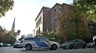 Rendőrautó zárja le az utcát a budapesti ELTE Radnóti Miklós Gyakorló Általános Iskola és Gyakorló Gimnázium előtt, Budapest 2026. október 20-án