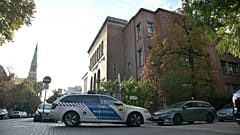Rendőrautó zárja le az utcát a budapesti ELTE Radnóti Miklós Gyakorló Általános Iskola és Gyakorló Gimnázium előtt, Budapest 2026. október 20-án
