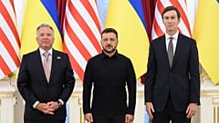 ARCHIVO: Volodímir Zelenskyi en el centro, y los enviados de Donald Trump Jared Kushner, a la derecha, y Steve Witkoff posan en Kiev, Ucrania, el 6 septiembre 2026.
