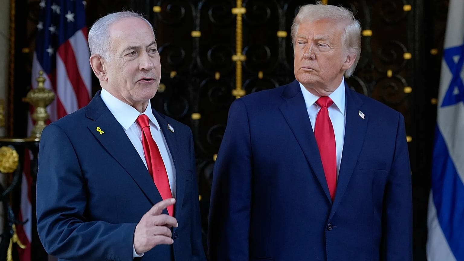 الرئيس الأميركي دونالد ترامب يستمع إلى رئيس الوزراء الإسرائيلي بنيامين نتنياهو خلال لقائهما في منتجع مارالاغو بفلوريدا، 29 ديسمبر/كانون الأول 2025.