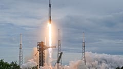 Un cohete Falcon 9 de SpaceX con cuatro tripulantes despega desde la plataforma 40 de la Estación de la Fuerza Espacial de Cabo Cañaveral, el jueves 1 de octubre de 2026.
