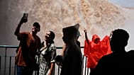 Des touristes sur une passerelle au-dessus des chutes d'Iguazu à Foz do Iguaçu, au Brésil, le 16 octobre 2026, après une fermeture temporaire pour risque d'inondation.