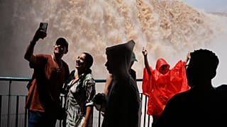Turistas en una pasarela contemplan las cataratas del Iguazú en Foz do Iguaçu, Brasil, el 16 de octubre de 2026. Días antes se cerraron al público por temor a inundaciones.