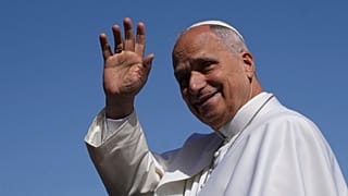 León XIV saluda en San Cristóbal de la Laguna en Tenerife, España, el 12 de junio de 2026