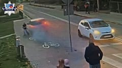 21-Jähriger rast auf Gehweg, verfehlt Kind auf E-Scooter nur knapp, durchbricht Zaun und stürzt von Brücke