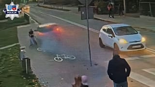 21- latek w dużą prędkością wjechał na chodnik, cudem ominął jadące na hulajnodze dziecko, przebił ogrodzenie i spadł z wiaduktu