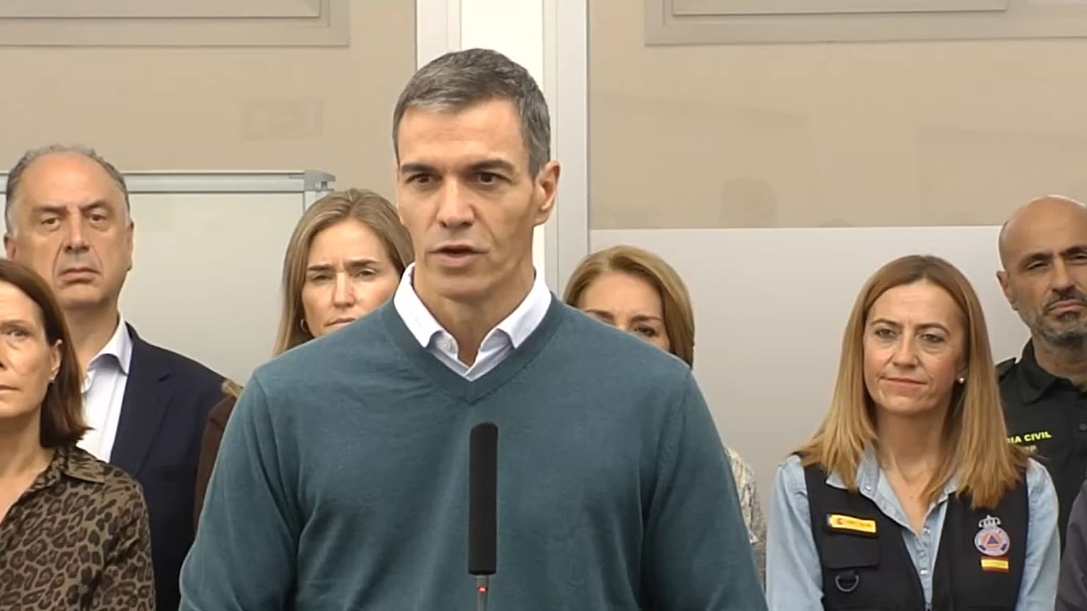 El presidente Pedro Sánchez se dirige a los medios desde la localidad de Oliva, Valencia, el 20 de octubre de 2026.