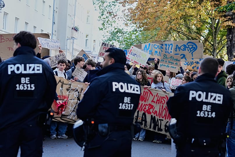 Polizeibeamte stehen vor Schülern des Lycée Français Berlin während eines Schülerprotests in Berlin, Deutschland, am Montag, dem 12. Oktober 2026.