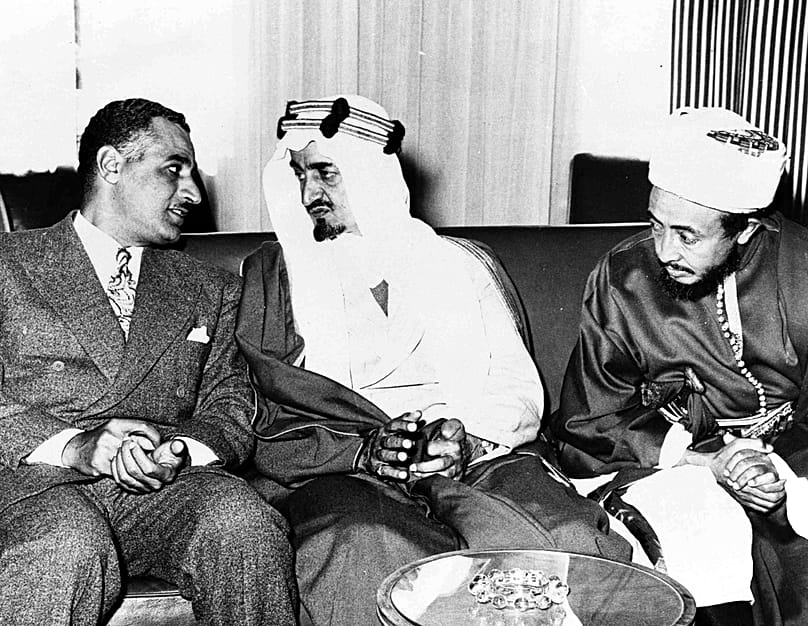 جمال عبد الناصر يتحدث مع رئيس الوزراء السعودي الأمير فيصل ورئيس الوزراء اليمني سيف الإسلام الحسن خلال اجتماع في القاهرة، 3 كانون الثاني/يناير 1955.
