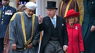 هیثم بن طارق، سلطان عمان، چارلز سوم، پادشاه بریتانیا، و کامیلا، ملکه بریتانیا، هنگام بازدید از گارد تشریفات در قلعه وینزور؛ ۲۰ اکتبر ۲۰۲۶