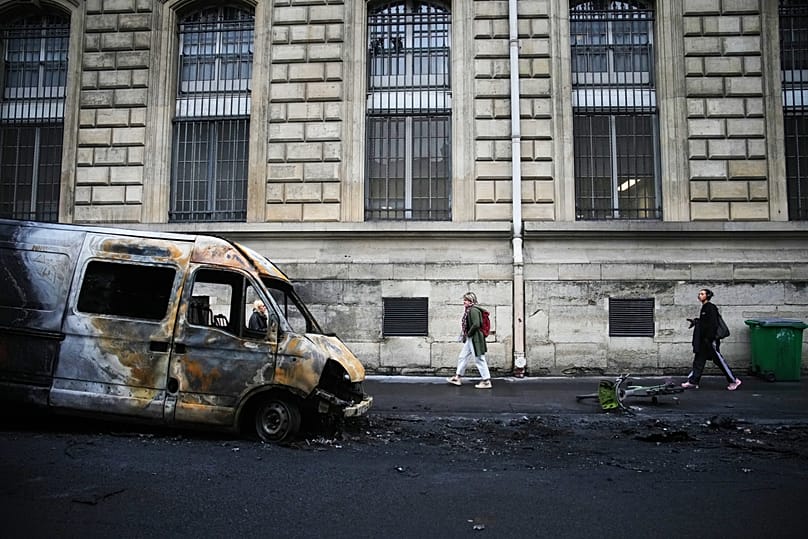 Auto bruciate a Parigi, martedì 20 ottobre 2026