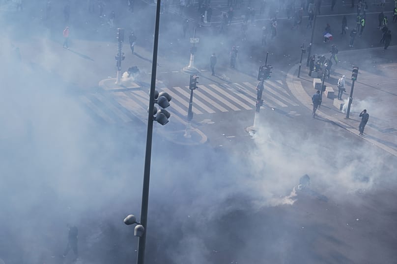 Alcuni manifestanti si sono scontrati con le forze anti-sommossa durante una manifestazione contro l'aumento del costo della vita, a Parigi, sabato 17 ottobre 2026