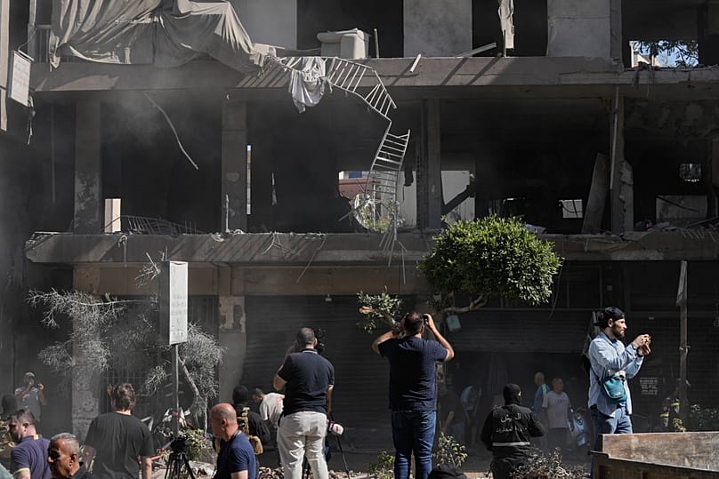 تجمع مواطنين في موقع غارة إسرائيلية استهدفت شقة سكنية في الضاحية الجنوبية لبيروت، 14 يونيو 2026.