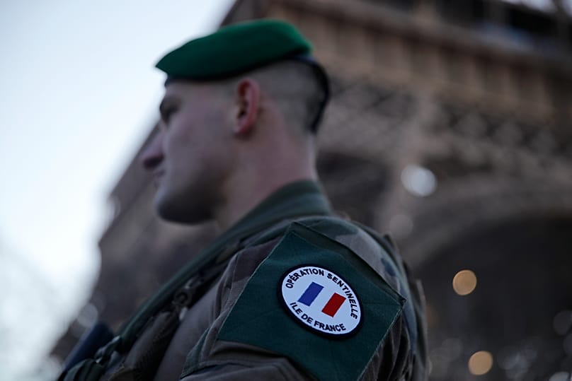 Un soldat de l'opération « Sentinelle » patrouille près de la tour Eiffel ce lundi 30 décembre 2019 à Paris.