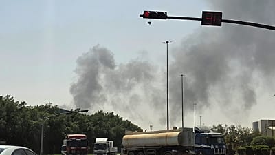 تسير المركبات على طول طريق بينما يتصاعد دخان أسود من حريق في منشأة نفطية في منطقة صناعية جنوب الرياض, المملكة العربية السعودية, السبت, أكتوبر. 3, 2026