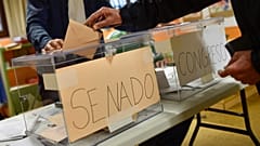 ARCHIVO: Un hombre deposita su voto en una urna para las elecciones al Senado en un colegio electoral en las elecciones generales de diciembre de 2015.