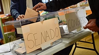 ARCHIVO: Un hombre deposita su voto en una urna para las elecciones al Senado en un colegio electoral en las elecciones generales de diciembre de 2015.