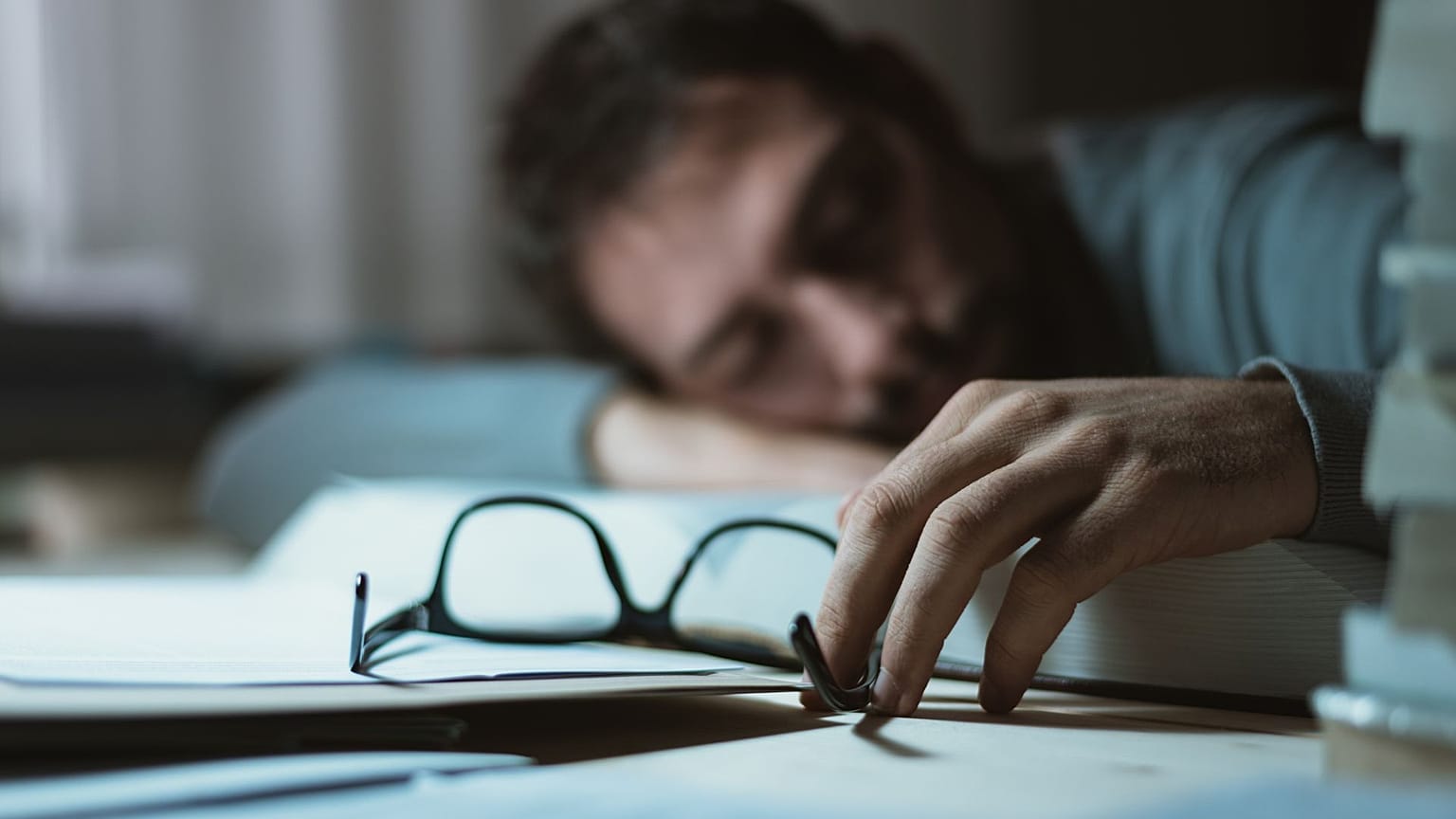 Szereg zmian społecznych, w tym moda na „sleepmaxxing” i życie w miastach, sprawia, że ludziom coraz trudniej porządnie odpocząć.