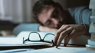 Diversos cambios sociales, como el ‘sleepmaxxing’ y la vida urbana, dificultan que la gente consiga el descanso que necesita.