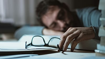 Neue Trends wie „sleepmaxxing“ und das Leben in der Stadt sorgen dafür, dass viele Menschen nicht mehr zur nötigen Erholung kommen.
