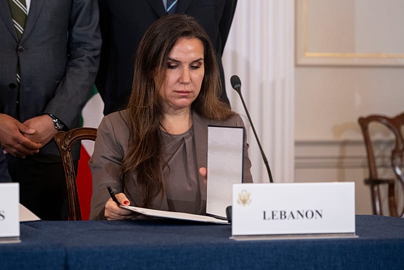 سفيرة لبنان لدى الولايات المتحدة ندى حمادة خلال توقيع الاتفاق الإطاري في واشنطن، في 26 يونيو 2026.