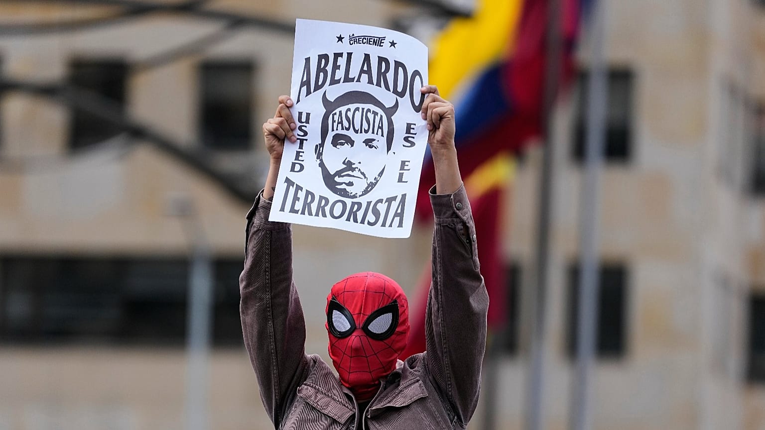 Un manifestante, con una máscara de Spiderman, participa en una protesta contra el presidente Abelardo de la Espriella, el 17 de octubre de 2026.