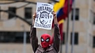 Un manifestante, con una máscara de Spiderman, participa en una protesta contra el presidente Abelardo de la Espriella, el 17 de octubre de 2026.