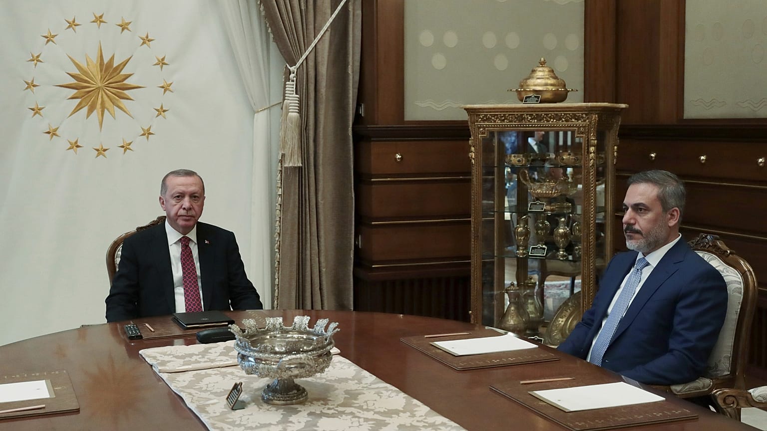 رجب طیب اردوغان، رئیس‌جمهوری ترکیه، و هاکان فیدان، رئیس وقت سازمان اطلاعات ملی ترکیه، در کاخ ریاست‌جمهوری در آنکارا؛ ۷ اوت ۲۰۱۹