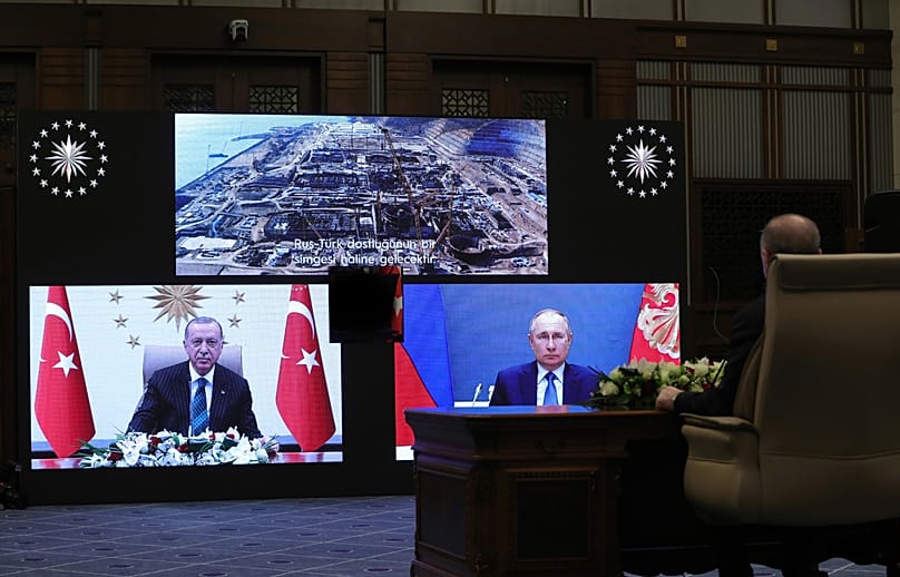 رجب طیب اردوغان، رئیس‌جمهوری ترکیه، و ولادیمیر پوتین، رئیس‌جمهوری روسیه، در مراسم افتتاح مجازی ساخت سومین رآکتور نیروگاه هسته‌ای آق‌قویو در ترکیه؛ ۱۰ مارس ۲۰۲۱