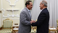 الرئيس الإيراني مسعود بزشكيان يرحّب بقائد الجيش الباكستاني عاصم منير، طهران، الثلاثاء 20 تشرين الأول/أكتوبر 2026. 
