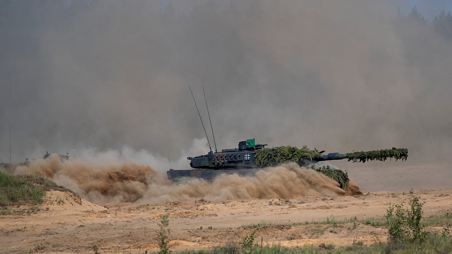 Ein deutscher Kampfpanzer Leopard 2A7V nimmt an litauisch-deutschen Manövern nördlich der litauischen Hauptstadt Vilnius am 29. Mai 2024 teil.