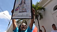 Una simpatizante de la líder opositora María Corina Machado sostiene un cartel con su imagen durante una manifestación en Los Teques (Venezuela), 27/09/2026