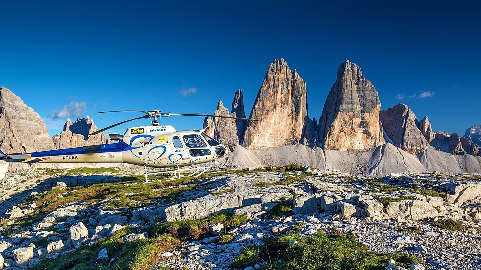 Hubschrauber an den Drei Zinnen in den Dolomiten in Südtirol bei Sonnenuntergang