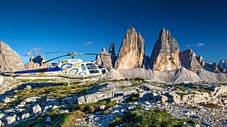Hubschrauber an den Drei Zinnen in den Dolomiten in Südtirol bei Sonnenuntergang