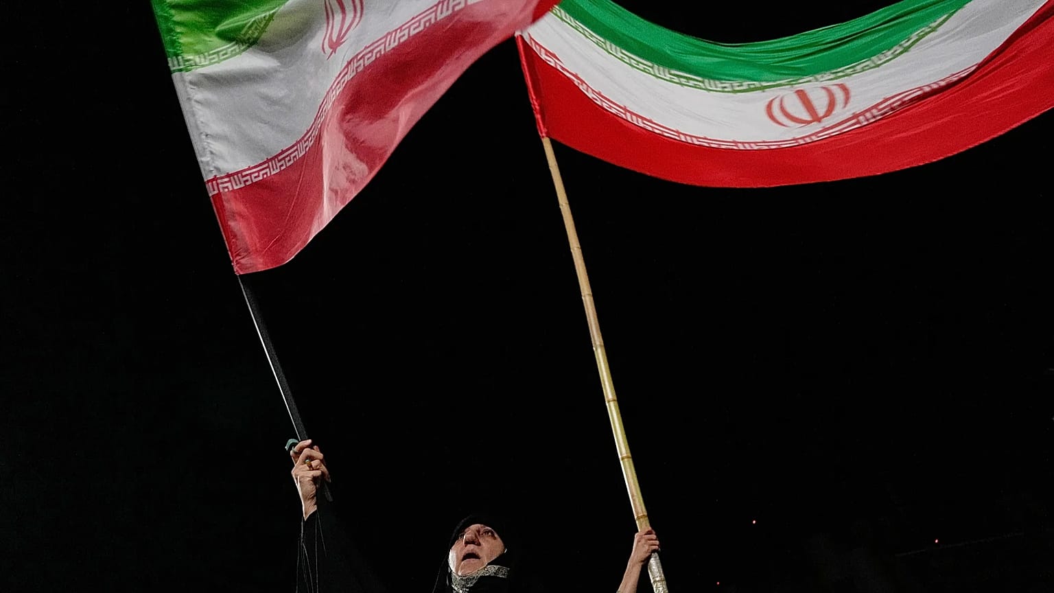 متظاهرون يلوّحون بالأعلام الإيرانية خلال تجمع مؤيد للحكومة في طهران، 8 أكتوبر/تشرين الأول 2026.