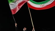 متظاهرون يلوّحون بالأعلام الإيرانية خلال تجمع مؤيد للحكومة في طهران، 8 أكتوبر/تشرين الأول 2026.