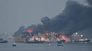 Búsqueda de fotos Buscar medios Indonesia Incendio de ferry Remolcadores rocían agua para apagar el fuego en el ferry KMP Batumandi, cerca de Merak, provincia de Banten.