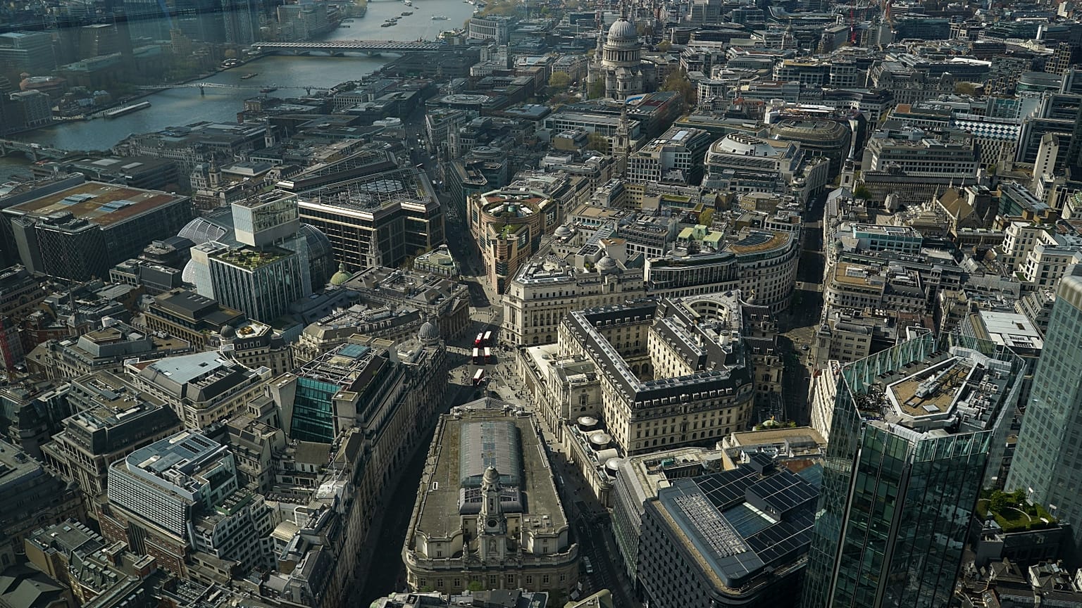 ARCHÍV FELVÉTEL – Kilátás a Bank of England és a Royal Exchange épületére a Lookout kilátópontról Londonban, 2025. április 9-én, szerdán.