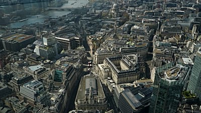 Ficheiro - Vista do Banco de Inglaterra e do Royal Exchange a partir do miradouro Lookout, em Londres, quarta-feira, 9 de abril de 2025