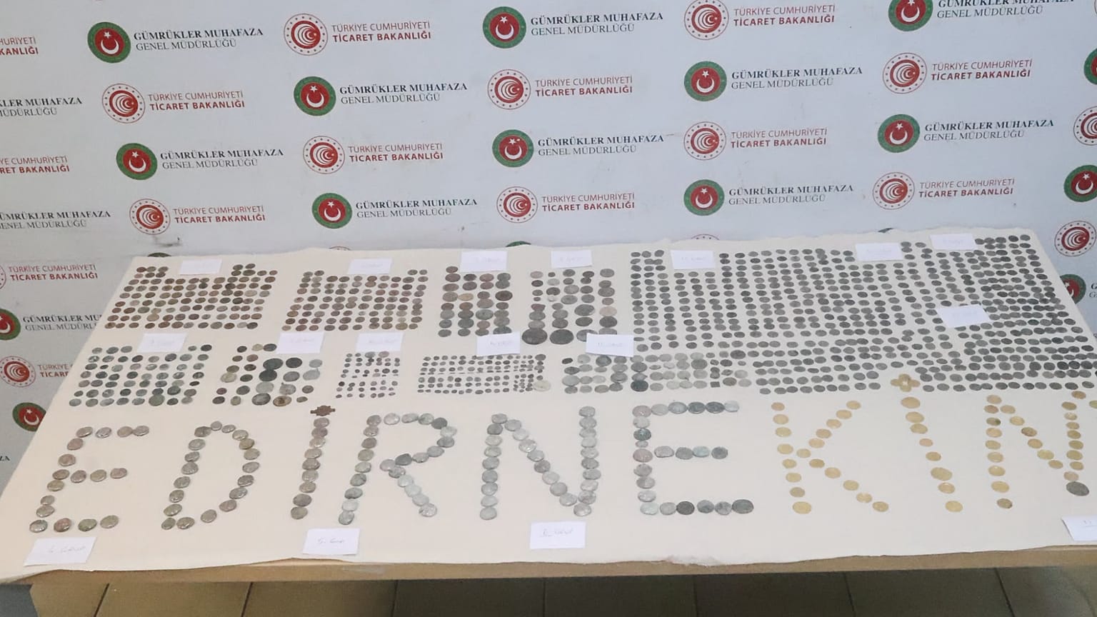 Ele geçirilen sikkeler.