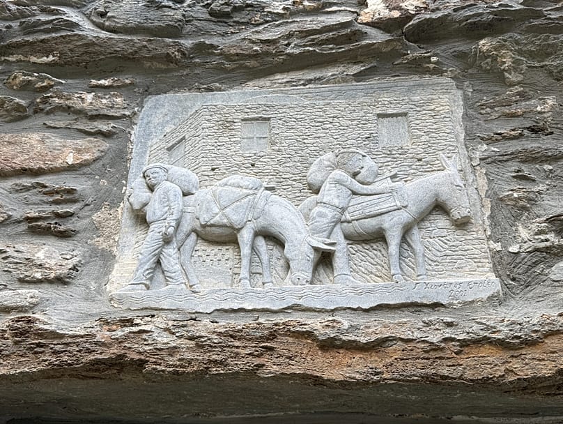 Piccola scultura sopra la porta del mulino ad acqua di Kea