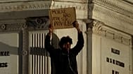 Un uomo mostra un cartello con la scritta "La casa non deve essere un privilegio", a Lisbona, in Portogallo, martedì 20 ottobre 2026